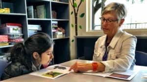 A Parentis volunteer helps a young child develop reading and comprehension skills for a brighter future.